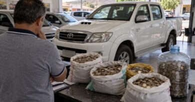 Com saco de moedas de R$ 1, borracheiro compra Hilux após economizar por oito anos