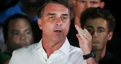 Após fuga, Flávio se diz ‘presidente eleito’, apaga post e passa a se chamar de ‘líder do Brasil’