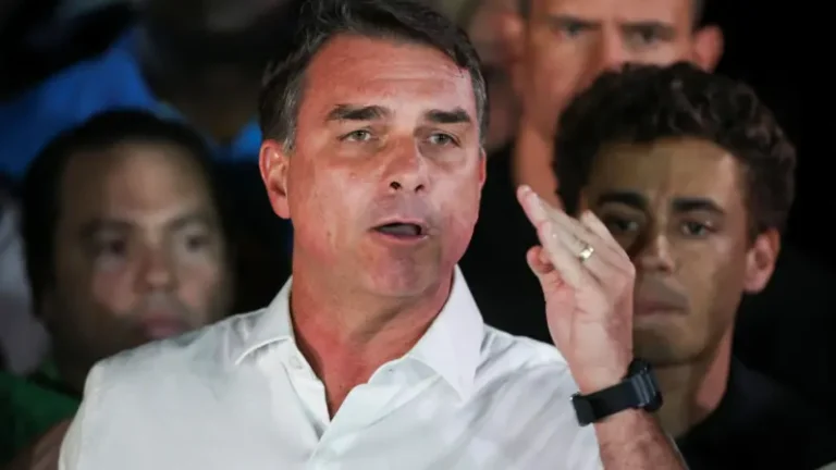 Após fuga, Flávio se diz ‘presidente eleito’, apaga post e passa a se chamar de ‘líder do Brasil’