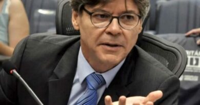 Deputado Paulo Duarte colocou stent na artéria carótida direita e segue internado