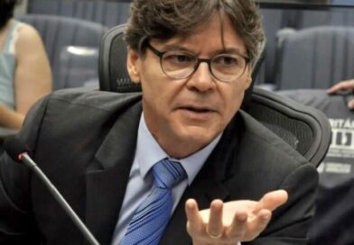 Deputado Paulo Duarte colocou stent na artéria carótida direita e segue internado