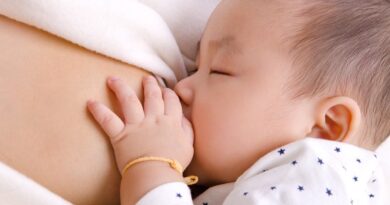 Bebê morre ao engasgar com o leite na Capital; mãe dormiu enquanto amamentava
