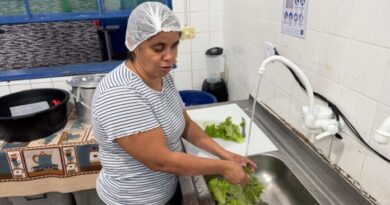 Dia da Merendeira: Dona Luzia é exemplo de inclusão em escola 