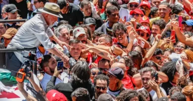Brasil não será governado por sócios do Banco Master, diz Lula em ato
